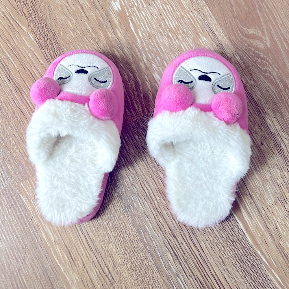 Adorable pink panda slippers girls 11/12. Excellent condition.